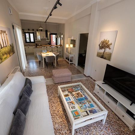 Angelinas Quarters - Kalamata Mediterranean Villas ภายนอก รูปภาพ