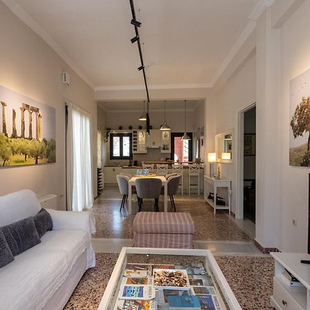 Angelinas Quarters - Kalamata Mediterranean Villas ภายนอก รูปภาพ