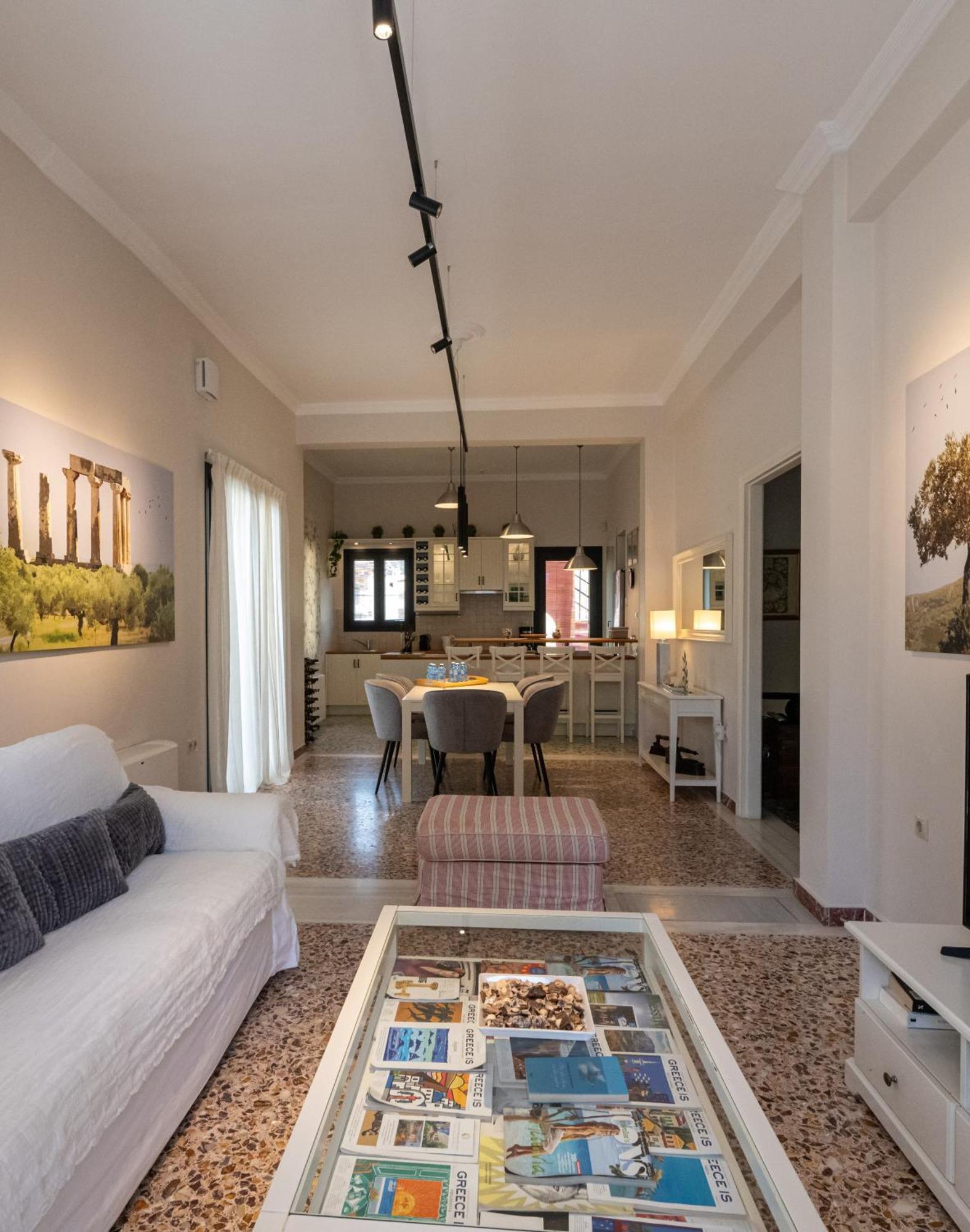 Angelinas Quarters - Kalamata Mediterranean Villas ภายนอก รูปภาพ