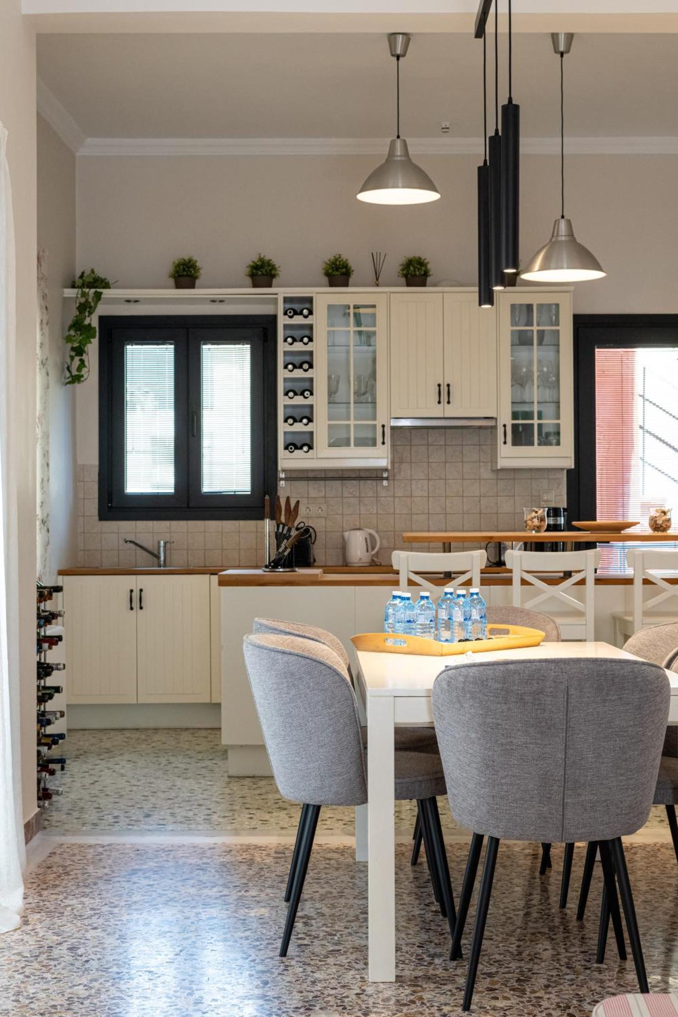 Angelinas Quarters - Kalamata Mediterranean Villas ภายนอก รูปภาพ